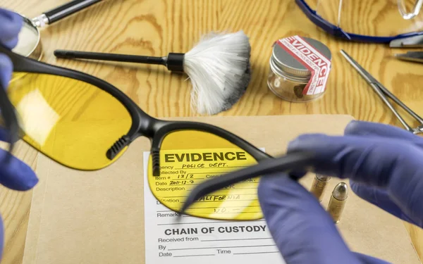 Средства для фундаментальных исследований с мешком для улик в судебно-медицинской лаборатории, концептуальный образ — стоковое фото