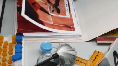 Polis bilimadamı, kriminolojistteki suç mahallinden çekiç analizi yapıyor.