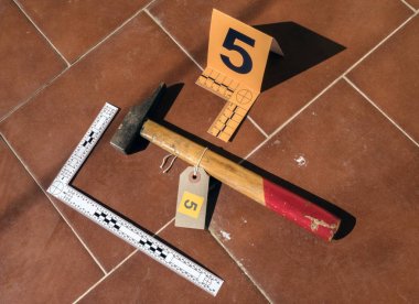 Suç mahallinde çekiç, kanıt numaralandırma, kavramsal görüntü