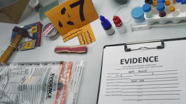 Esperto Polizia Ottiene Campione Sangue Dalla Bottiglia Vetro Laboratorio Criminale — Video Stock