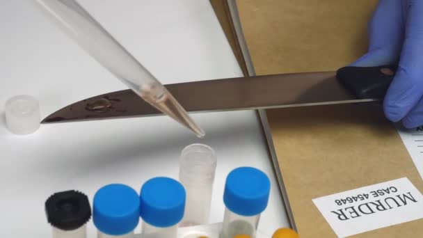 Эксперт Полиции Извлекает Образец Крови Ножа Научной Лаборатории — стоковое видео