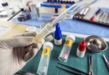 Uzman polis DNA kanıtı, kavramsal görüntü için meni inceliyor