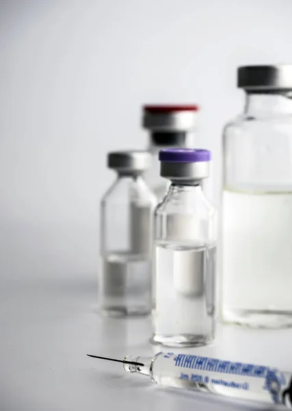 백신 주사를 맞을 준비가 된 병과 주사기에 들어 있는 의약품 — 스톡 사진