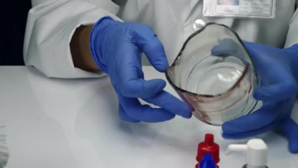 Experto Policía Obtiene Muestra Sangre Botella Vidrio Laboratorio Criminalista — Vídeos de Stock