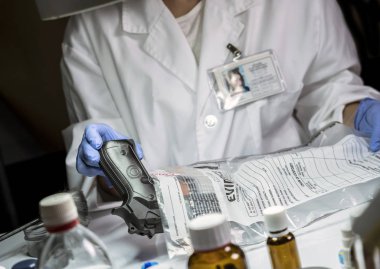 Bilimsel polis, balistik laboratuarında silah izlerini inceliyor.