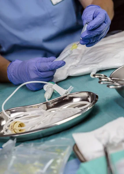 Sjuk sköterska förbereder sjukhus medicinering, nål säkerhet stängning, konceptuell bild — Stockfoto