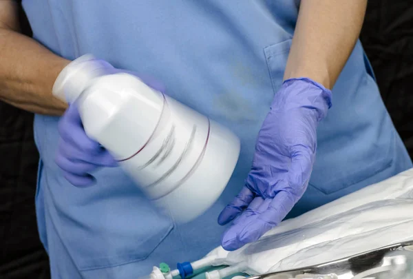 Sjuksköterska skakar enteral Nutrition flaska på sjukhus, palliativ vård, konceptuell bild — Stockfoto
