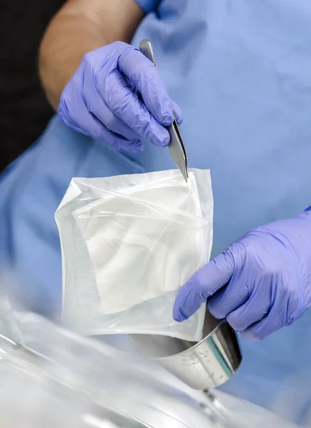 Infermiera che prende garza sterile in un ospedale, immagine concettuale — Foto Stock
