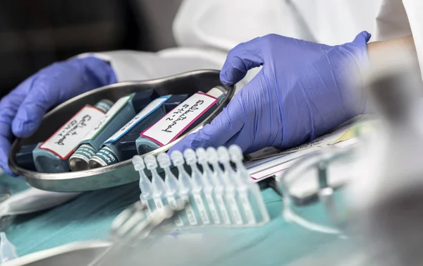 Enfermera prepara aerosoles de salbutamol en un hospital, imagen conceptual — Foto de Stock