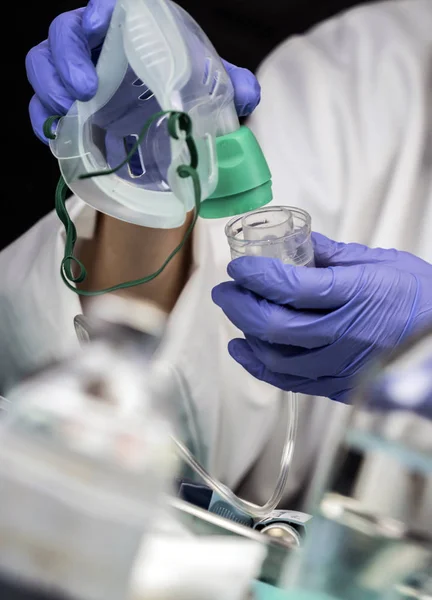 Enfermera prepara máscara de oxígeno en el hospital, imagen conceptual — Foto de Stock