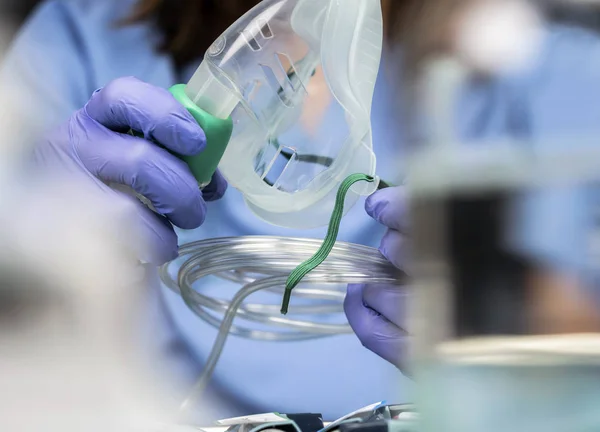 Enfermera prepara máscara de oxígeno en el hospital, imagen conceptual — Foto de Stock