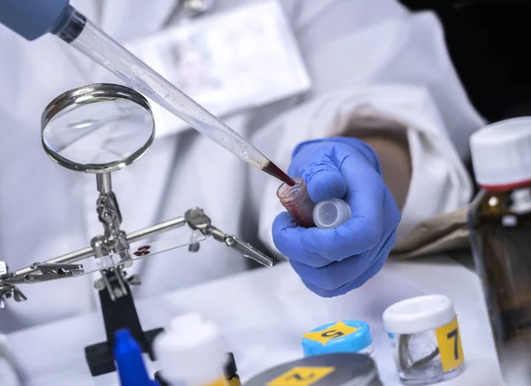 Polícia científica extrai sangue da cena do crime em laboratório forense para verificar ADN, imagem conceptual — Fotografia de Stock