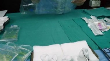 Hemşirenin bir hastanede parenteral beslenme için ilaç hazırlanması, kavramsal görüntü