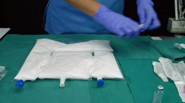 Hemşirenin bir hastanede parenteral beslenme için ilaç hazırlanması, kavramsal görüntü