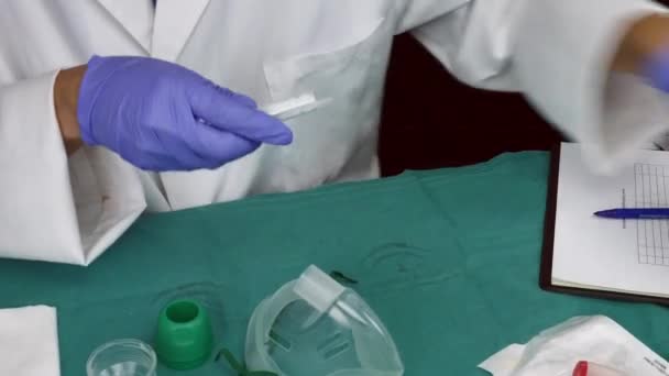 看護師は病院で酸素マスクを準備します — ストック動画