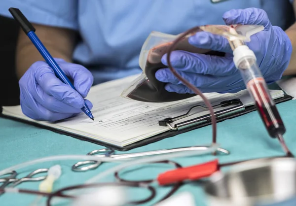 Infirmière prend les données d'un sac de sang dans un hôpital, image conceptuelle — Photo