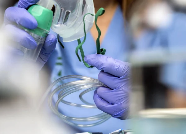 Infermiera prepara maschera ossigeno in ospedale, immagine concettuale — Foto Stock