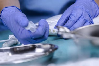 Hemşirenin bir hastanede parenteral beslenme için ilaç hazırlanması, kavramsal görüntü