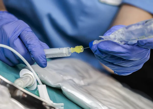 Infermiera che prepara farmaci per la nutrizione parenterale in un ospedale, immagine concettuale — Foto Stock