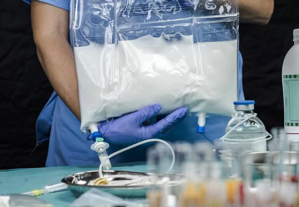Hemşirenin bir hastanede parenteral beslenme için ilaç hazırlanması, kavramsal görüntü