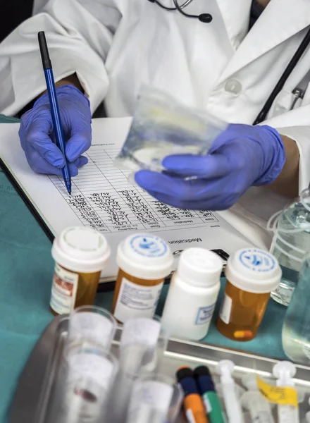 Enfermeira escreve dose para paciente em hospital, imagem conceitual — Fotografia de Stock