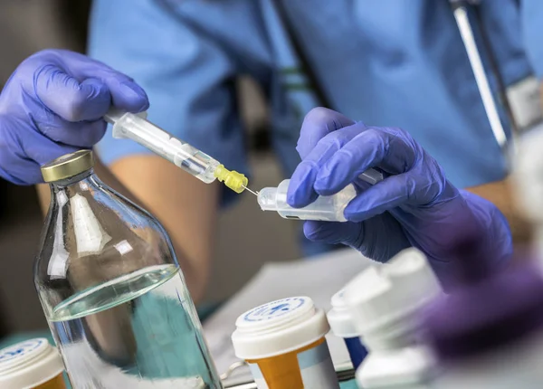 Krankenschwester bereitet Medikamente für parenterale Ernährung im Krankenhaus vor, konzeptionelles Image — Stockfoto