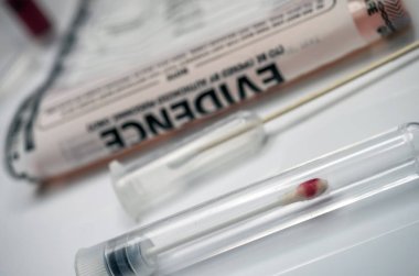 Laboratuvar adli ekipmanlarındaki DNA örnekleme tüpleri, kavramsal görüntü