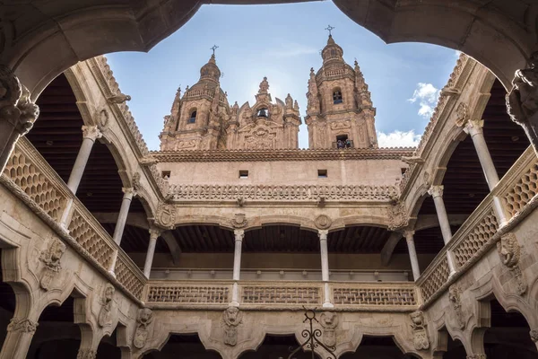 La Universidad de Salamanca fue fundada en 1134. Es la universidad fundada más antigua de España y la tercera universidad más antigua del mundo — Foto de Stock