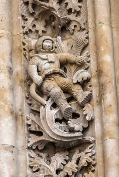 Detalle de figura de astronauta trabajado en piedra en puerta de Ramas (norte), frente al Palacio de Anaya, realizado por el escultor Miguel Romero para recibir Salamanca la exposición Las Edades del Hombre — Foto de Stock