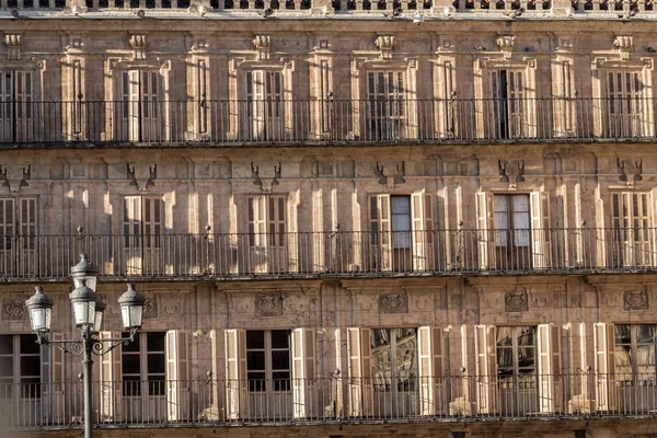 Detalle balcones de la plaza mayor, construidos entre 1729 y 1756, de estilo barroco, diseñados por el arquitecto Alberto Churriguera — Foto de Stock