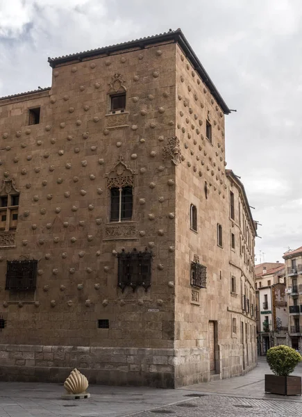 Huis van schelpen (Casa de las Conchas) in Salamanca, Spanje. De architectuur bestaat uit gotische, Moorse en Italiaanse stijlen, neem in Salamanca, 18 augustus 2019 — Stockfoto