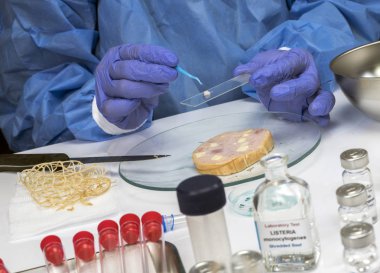 Uzman laboratuvarda listeria bakterisi tarafından kontamine doldurulmuş et analizleri, İspanya'da neden filiz