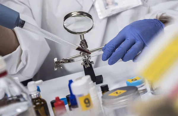 Policía especializada toma muestra sangre en soporte de microscopio para analizar en laboratorio científico, imagen conceptual — Foto de Stock