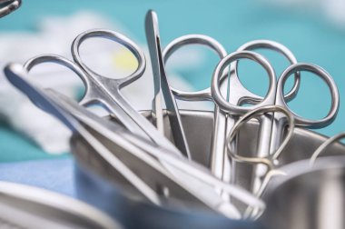 Bir tepsi üzerinde ameliyat için bazı makas, kavramsal görüntü, yatay kompozisyon