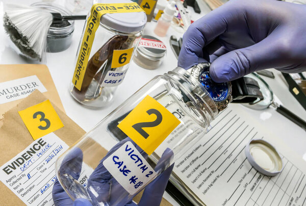 Ученый из полиции, работающий в криминалистической лаборатории, анализ часов жертв убийства, концептуальный образ
