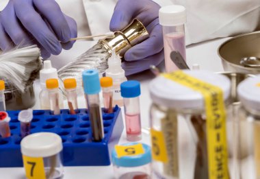 Uzman polis cinayet kurbanının parfüm şişesinden DNA örneği aldı.