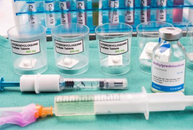 Covid-19 virüsünden etkilenen insanlar için hidroksiklokin ve Methylprednisolone ilaçları, kavramsal görüntü