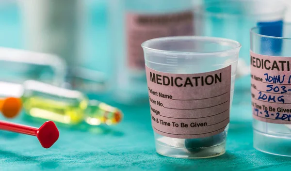 病院内のインスリン注射器と一緒にモノドースガラスの多様な薬 概念的な画像 水平組成物 — ストック写真