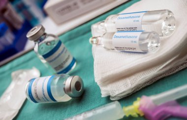 Hastanede Dexamethasone ile tıbbi tedavi, Covid-19 'daki ciddi hasta hastalar için yenilikçi tedavi, kavramsal imaj