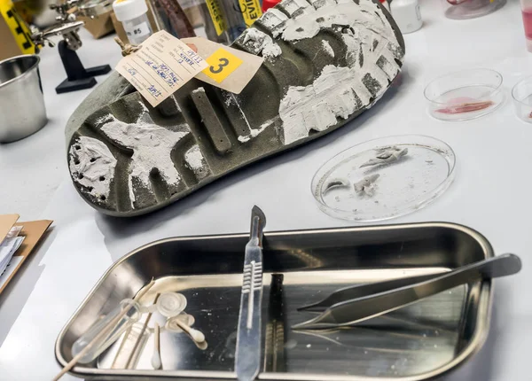 Schuhe Mit Zementspuren Die Verbrechenslabor Analysiert Werden Beweise Für Verbrechen — Stockfoto