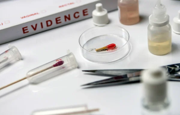 犯罪研究室での殺人事件における法医学検査キットによる血液学的分析概念的イメージ — ストック写真