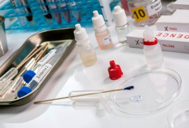 Adli tıp test kiti ile hematolojik analiz suç laboratuarında bir cinayet, kavramsal görüntü