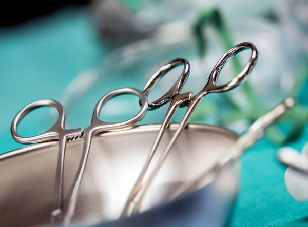 Chirurgische Schere Auf Einem Tablett Konzeptionelles Bild — Stockfoto
