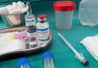Oxford kovid-19 aşısı enjekte edildikten sonra transvers miyelit hastalarda serebrospinal sıvıyı çıkarmak için anestezi ve antibiyotikle birlikte lumbar ponksiyon iğnesi.