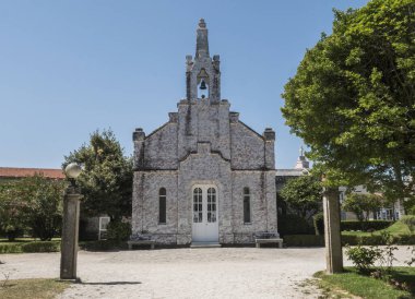 San Caralampio olarak da bilinen kabuk şapeli, La Toja adasında bulunan binlerce deniz kabuğuyla 19. yüzyılda İspanya 'nın Pontevedra eyaletindeki O Grove köprüsü ile bağlantılıdır.