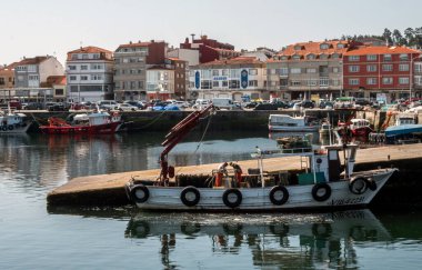 Ticari liman O Grove 'un panoramik manzarası, Pontevedra, İspanya