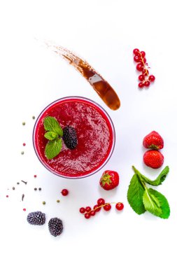 Taze meyve ve böğürtlenli ahududulu sağlıklı kahvaltı.