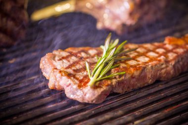 Biftek ateşte pişiyor.