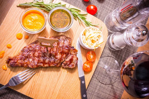 Filete Tablero Madera Con Salsas Romero —  Fotos de Stock