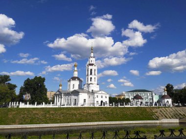 Sıcak bir bahar gününde Kartalın Epifani Katedrali
